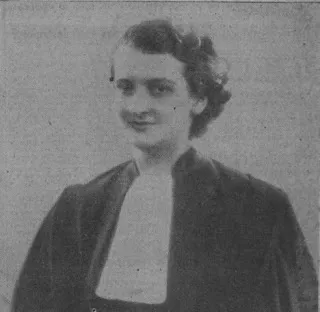 Photographie en noir et blanc de Mireille Maroger en robe d'avocat