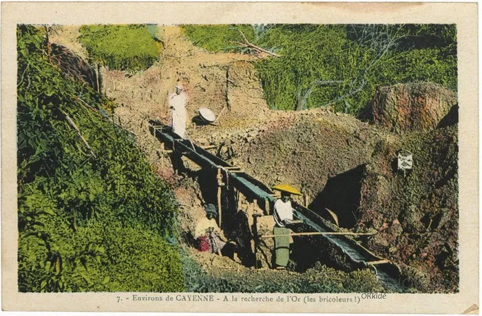 Carte postale colorée représentant la recherche de l'or (les bricoleurs !), aux alentours de Cayenne