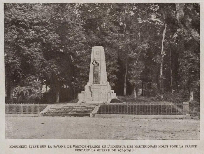 Cliché du monument aux mort élevé sur la Savane de Fort-de-France en Martinique