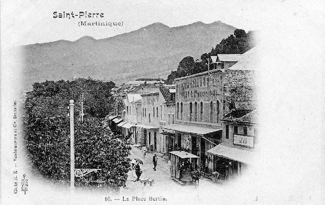 Tramway hippomobile de Saint-Pierre traversant la place Bertin