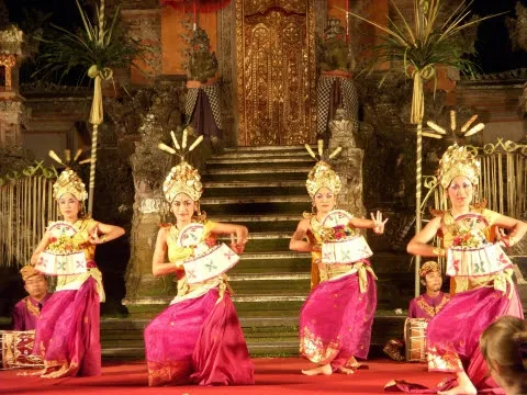 Danse traditionnelle au palais royal d'Ubud