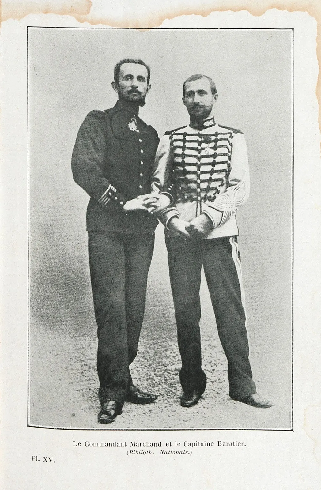 Photographie du commandant Marchand et du capitaine Baratier se tenant par le bras