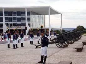 La batterie Caiena devant le palais présidentiel à Brasília.