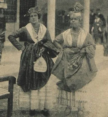 « Antillaises en costume ancien », photographie en noir et blanc
