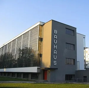 Photographie d'un bâtiment en forme de parallépipède rectangulaire d'inspiration bahausienne