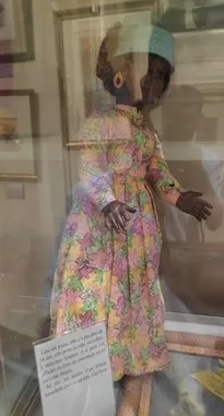 Photographie d'ue poupée qui porte la robe « ti-collet »