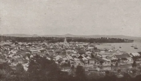 Photographie de Fort-de-France prise du port de Tartenson, en Martinique