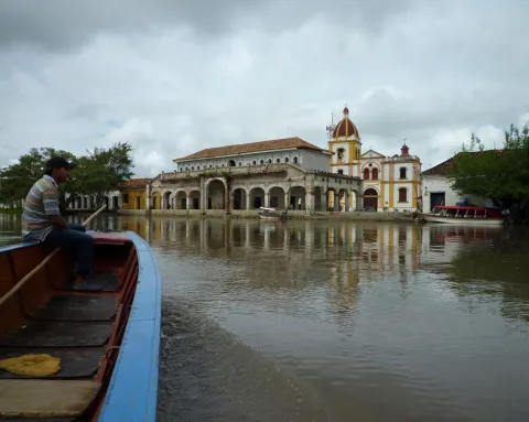 Vue sur Mompox depuis une barque
