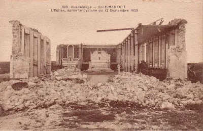 Photographie représentant les dégâts dans l'église de Baie-Mahault