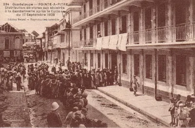 Photographie représentant une distribution de vivres à Pointe-à-Pitre