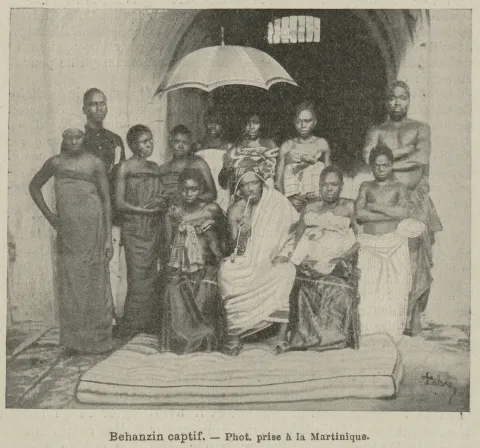 Photographie prise en Martinique représentant Béhanzin entourée de ses femmes