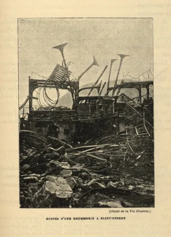 Photographie d'une rhummerie dévastée suite à l'éruption de la Montagne Pelée